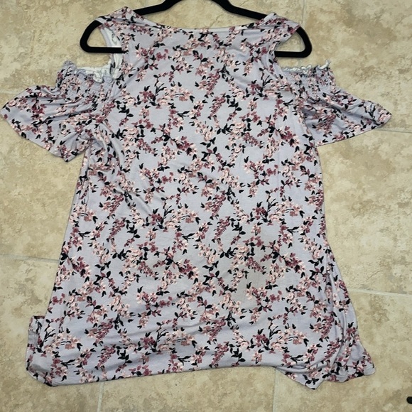 Elle lightweight Cold Shoulder Floral Blouse - Picture 4 of 4